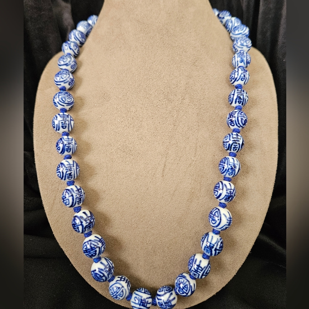 Vintage Asian Chinoiserie Hand Knotted Blue & White Beads Gold Clasp Necklace